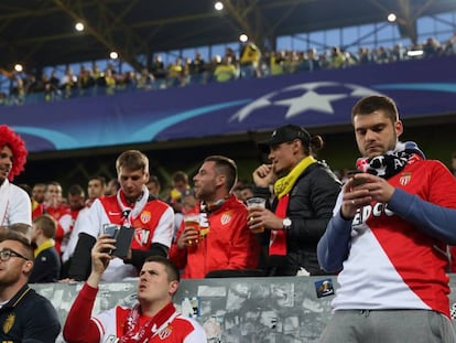 Aficionados del M&oacute;naco en el Signal Iduna Park.