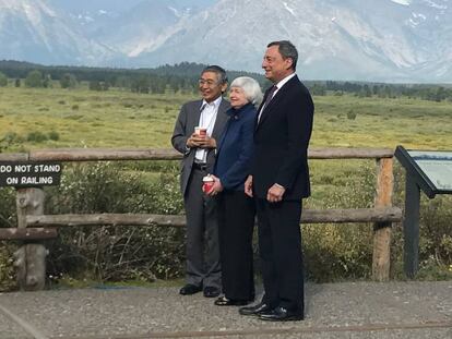 El gobernador del Banco de Jap&oacute;n, Haruhiko Kuroda, la presidenta de la Reserva Federal, Janet Yellen, y el presidente del Banco Central Europeo, Mario Draghi, en el foro econ&oacute;mico anual de Jackson Hole.