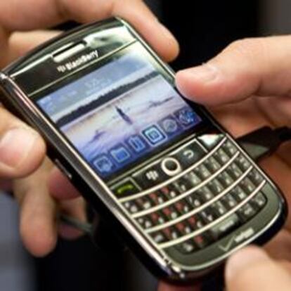 Alguien muestra un Blackberry