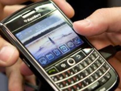 Alguien muestra un Blackberry