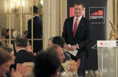 El Príncipe Felipe tras su intervención en la cena ofrecida a los participantes en el Congreso Mundial de Móviles, por el Comité Ejecutivo de la asociación GSMA y la Fundación Barcelona Mobile World Capital, ayer en el Palacio Albéniz de Barcelona.