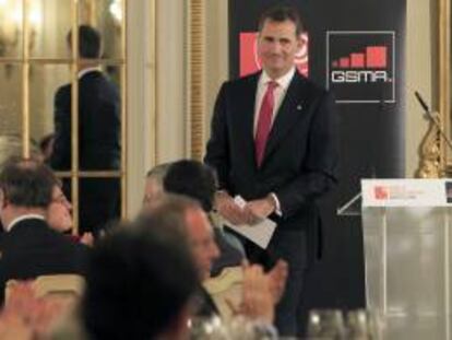 El Príncipe Felipe tras su intervención en la cena ofrecida a los participantes en el Congreso Mundial de Móviles, por el Comité Ejecutivo de la asociación GSMA y la Fundación Barcelona Mobile World Capital, ayer en el Palacio Albéniz de Barcelona.