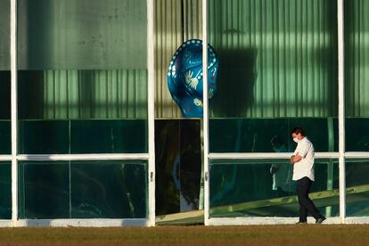 El presidente brasileño, Jair Bolsonaro, camina frente al Palacio Alvorada este lubes en Brasilia, Brasil.