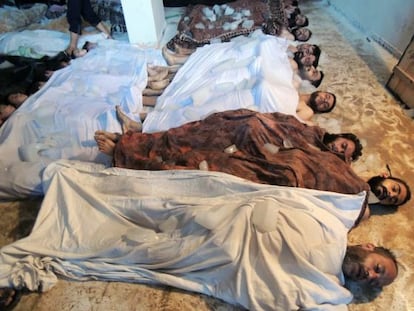 Víctimas del ataque químico del 21 de agosto en Ghouta, en una imagen proporcionada por Shaam News Network y autentificada por AP.