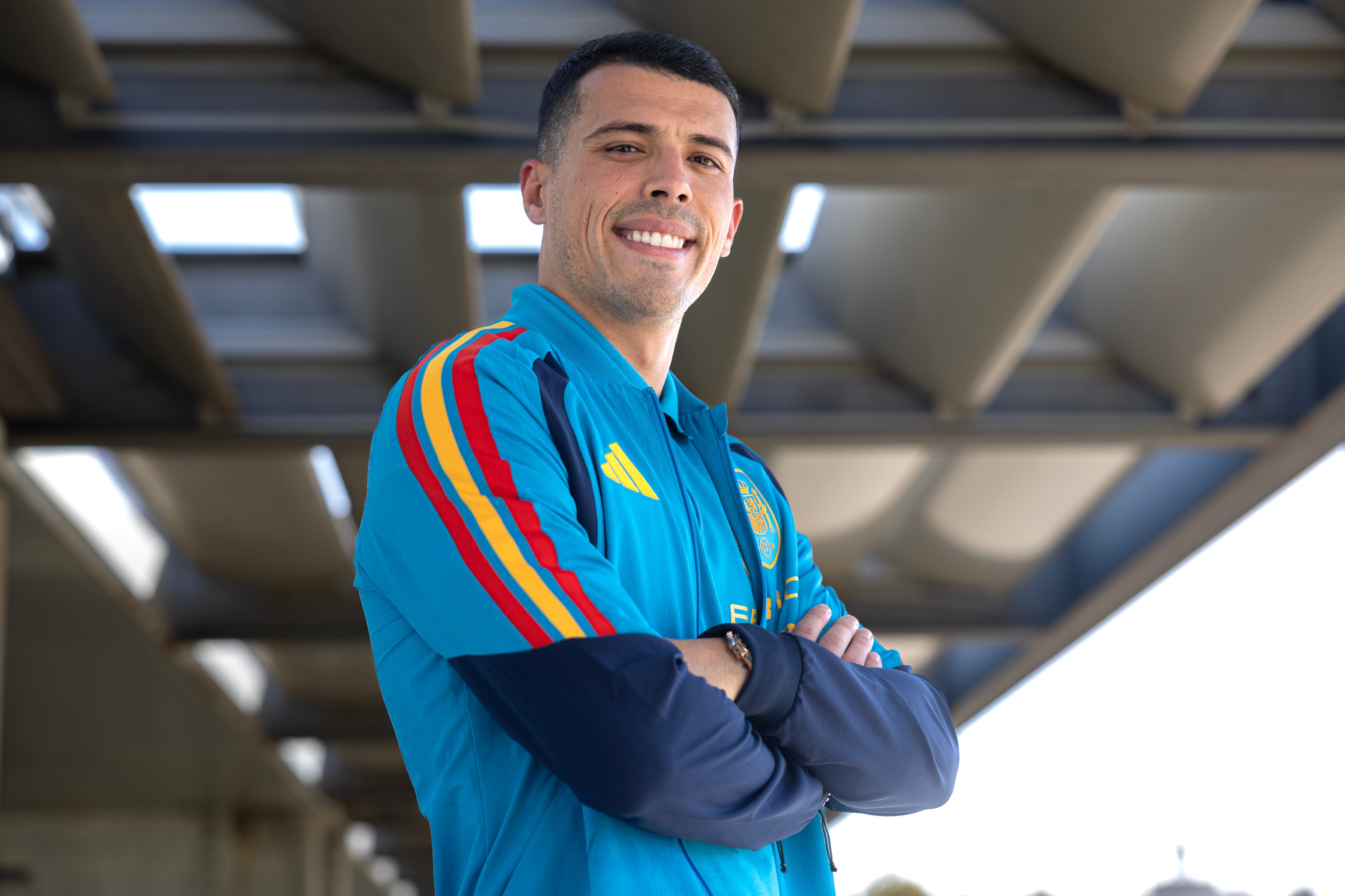 Pedro Porro, jugador de la selección, retratado en la Ciudad del Fútbol de las Rozas.