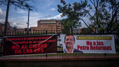 Letreros contra las reformas de Petro frente a la Registraduría en Bogotá, este jueves.