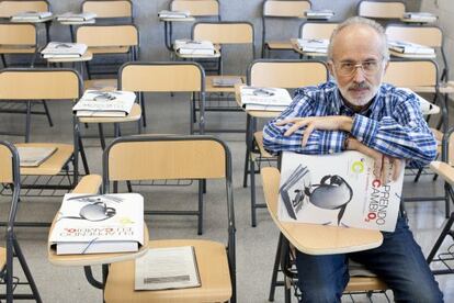 El profesor Francisco Anguita, momentos antes de comenzar sus clases a los profesores.