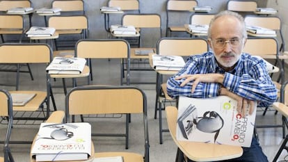 El profesor Francisco Anguita, momentos antes de comenzar sus clases a los profesores.