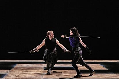 Pablo Gómez-Pando y Julia Piera en una escena de 'Valor, agravio y mujer', en el teatro de la Comedia.