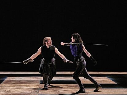 Pablo Gómez-Pando y Julia Piera en una escena de 'Valor, agravio y mujer', en el teatro de la Comedia.