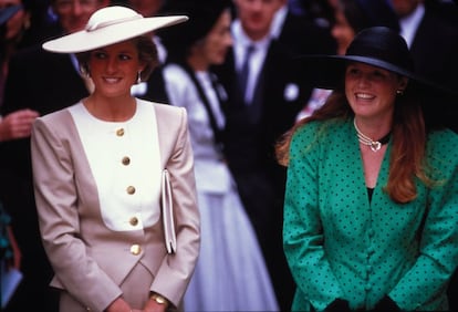 En palacio, Sarah Ferguson se convirtió en una de sus grandes aliadas. Ya eran amigas antes, pero estar casadas con dos hermanos en un entorno tan complejo y restrictivo las unió aún más. Cuando murió Diana, en 1997, ambas habían tenido un enfrentamiento y estaban peleadas, llevaban casi un año sin hablarse. "La amaba con toda mi alma", dijo hace unos años la exesposa de Andrés de Inglaterra sobre Lady Di.