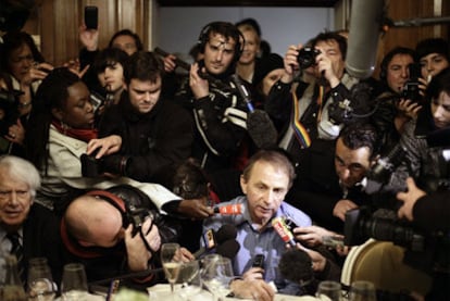 Michel Houellebecq responde a los periodistas en el restaurante Drouat de París tras ganar el Premio Goncourt.