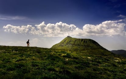 Un excursionista ante el cono volcánico del Puy de Dôme (1.464 metros), símbolo de la región francesa de Auvernia.