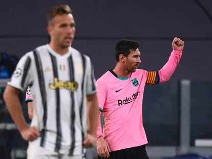 Messi festeja su tanto ante Arthur, traspasado a la Juve en verano.