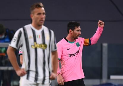 Messi festeja su tanto ante Arthur, traspasado a la Juve en verano.