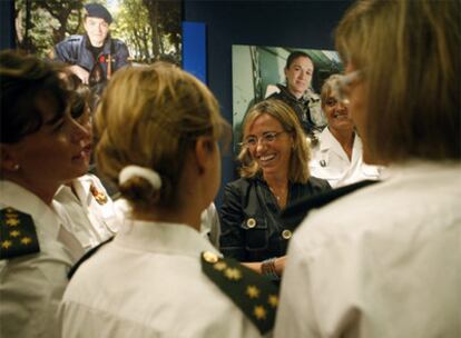 Carme Chacón, ministra de Defensa, rodeada por protagonistas de la exposición <i>Veinte años de la mujer en las Fuerzas Armadas.</i>