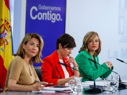 Desde la izquierda: la ministra de Transportes, Movilidad y Agenda Urbana, Raquel Sánchez; la ministra de Política Territorial y portavoz del Gobierno, Isabel Rodríguez, y la titular de Educación y Formación Profesional, Pilar Alegría, este martes tras el Consejo de Ministros.