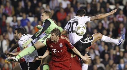 Los jugadores del Bayern Múnich, Manuel Neuer y Bastian Scheweinsteiger luchan por un balón con los jugadores del Valencia Adil Rami y Ricardo Costa.