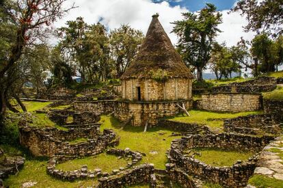 Restos de viviendas circulares de la ciudadela en la ciudadela de Kuelap.