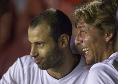Mascherano, zaguero del Barça, junto a Heinze, exjugador del Madrid.