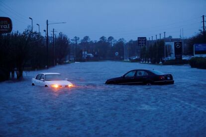 Vehículos flotando por las inundaciones previas al huracán en Wilmington (Carolina del Norte), el 15 de septiembre.
