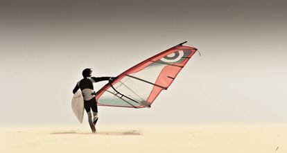 Un windsurfista en la playa de Punta Paloma, en Tarifa (Cádiz).