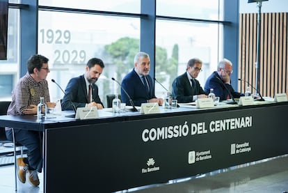 El alcalde de Barcelona, Jaume Collboni, en el centro, tras la reunión de la Comisión del Centenario de la Exposición Internacional de 1929. / AYUNTAMIENTO DE BARCELONA