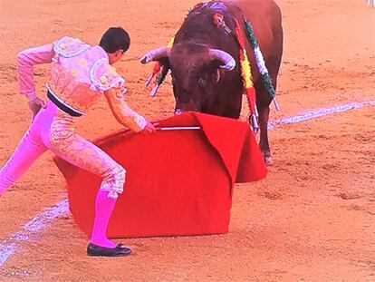 Paco Ureña, ante su primer toro.