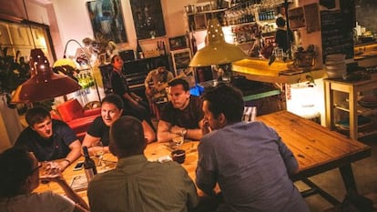 Comedor del restaurante ConTenedor, en Sevilla, donde se mezcla gastronomía y música en directo.