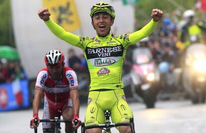 Rabottini celebra el triunfo, seguido por Purito.