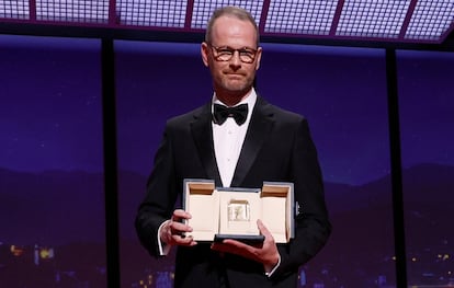 Joachim Trier, con su premio en Cannes.