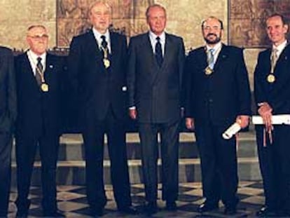 El Rey, junto a los galardonados con los premios Jaume I, en la Lonja de Valencia.