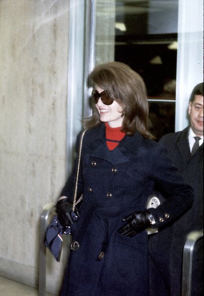 Miembro indiscutible de este clan del aire era Jackeline Onassis, antes Kennedy, cuyo estilo aeroportuario ha sido referente de todas las damas con cierto poder adquisitivo. Las grandes gafas estilo Lady que caracterizaban a Jackie O, de hecho, están estrechamente relacionada con la aparición de los paparazzi: los cristales ahumados protegían sus ojos de los flashes. En la imagen, en el aeropuerto JFK en 1970. (Photo by Ron Galella, Ltd./Ron Galella Collection via Getty Images) 