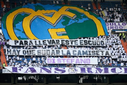 Pancartas en las gradas de los aficionados del Real Madrid durante el partido frente al Celta de Vigo.