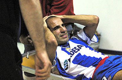 Manuel Pablo es retirado en camilla tras la lesión.