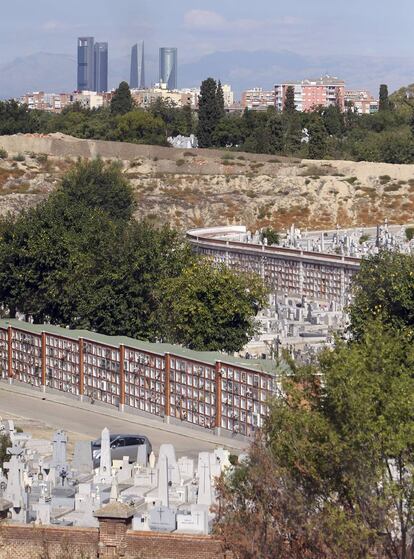 Imagen del cementerio de la Almudena ayer. 