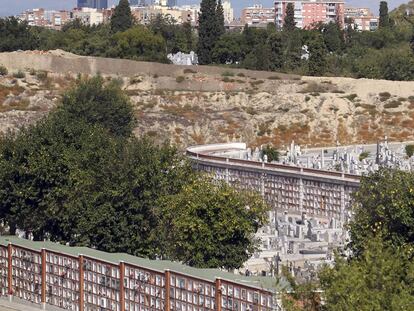 Imagen del cementerio de la Almudena ayer. 