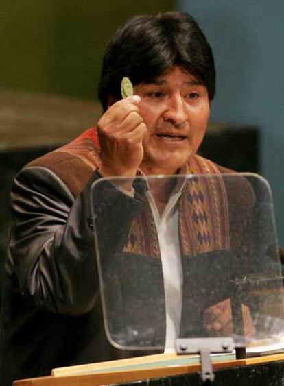 Morales muestra una hoja de coca a la Asamblea de la ONU, en septiembre.