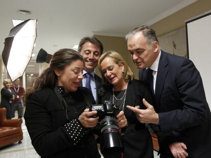 Esteban González Pons (a la derecha), junto a los también diputados del PP Belén Juste Picón (a su lado) y Manuel Cervera Taulet, observando las fotografías que les han hecho para la acreditación del Congreso.