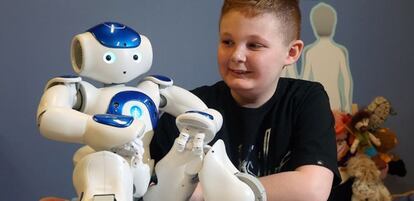 Un niño con el robot de Macco Robotics en el hospital Alberta de Canadá.