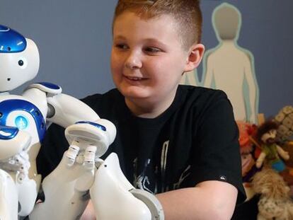 Un niño con el robot de Macco Robotics en el hospital Alberta de Canadá.