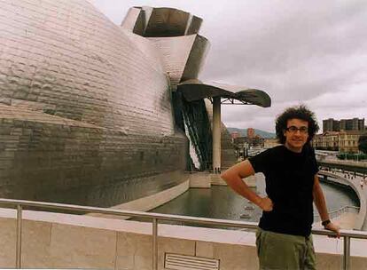 El autor de la carta, con el Museo Guggenheim, del arquitecto Frank Gehry, al fondo.