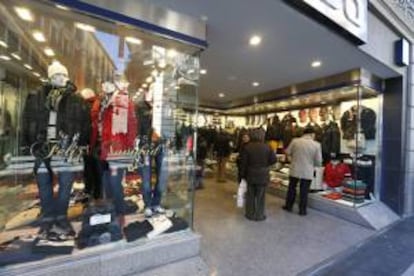Varias personas miran escaparates en la calle Preciados de Madrid, una de las más comerciales de España. EFE/Archivo