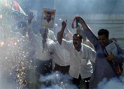 Afiliados del Partido del Congreso celebran la decisión de Rahul Gandhi de presentarse a las elecciones.