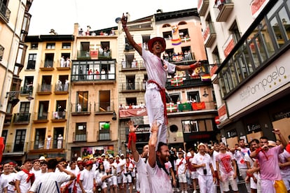 También los balcones de las casas que dan a la plaza Consistorial están ocupados, al igual que los bares y las calles aledañas a la plaza. 