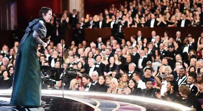 Olivia Colman recoge el oscar por 'La favorita'.