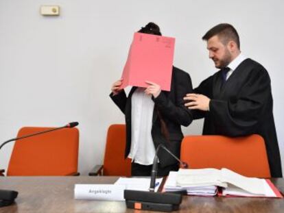 Arranca en Múnich el proceso contra una mujer acusada de sumarse a las filas del Estado Islámico y esclavizar a una madre y a una hija