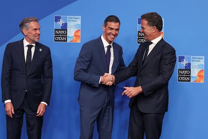 Rutte (a la derecha) saluda a Sánchez (en el centro) a su llegada a la cumbre de la OTAN. 