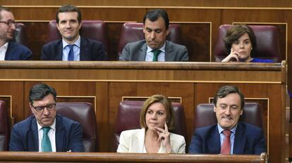 La exvicepresidenta del Gobierno, Soraya Sáenz de Santamaría (d) y la exministra de Defensa, María Dolores de Cospedal (c), durante el pleno del Congreso del pasado 19 de junio en Madrid.