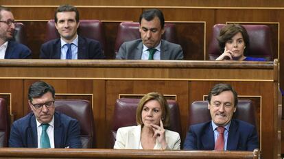 La exvicepresidenta del Gobierno, Soraya Sáenz de Santamaría (d) y la exministra de Defensa, María Dolores de Cospedal (c), durante el pleno del Congreso del pasado 19 de junio en Madrid. 